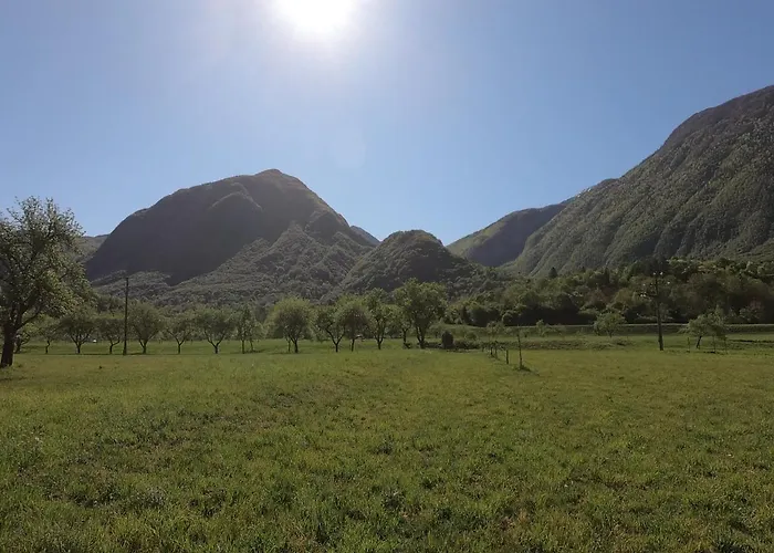 Semesterbostad Over The River