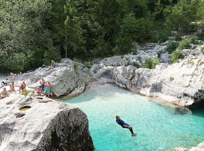 Holiday Over The River بوويتش